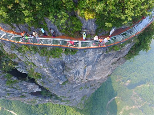 The Tianmenshan skywalk in Hubei Province Photo/Xinhua)
