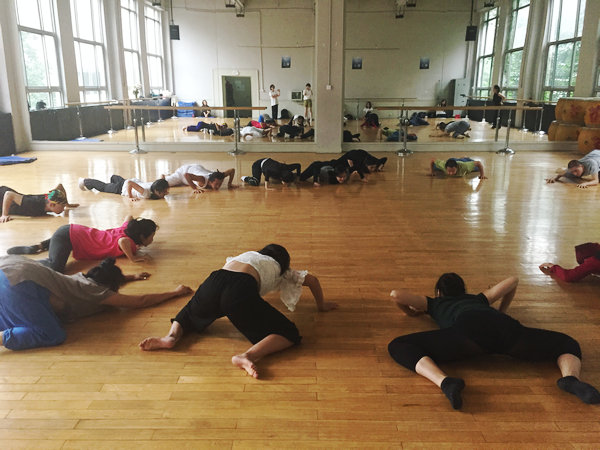 Students imitate lizards at Lin's class, Beijing, Aug 18, 2016.(Photo by Li Hongrui/chinadaily.com)