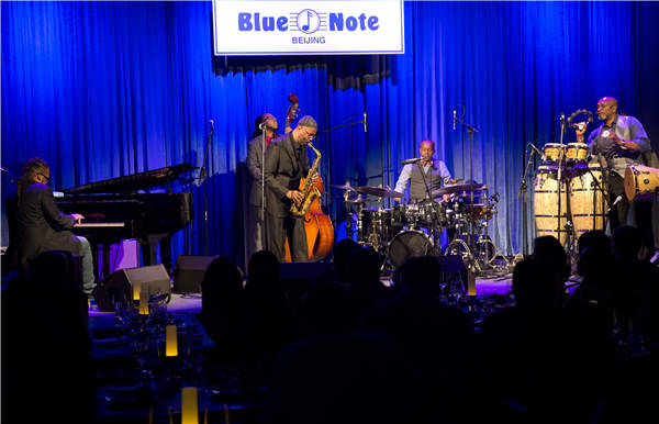 Saxophonist Kenny Garrett performs with his quintet at the opening of Blue Note Beijing, the first branch of the New York jazz club in China. (Photo by Feng Yongbin/China Daily)