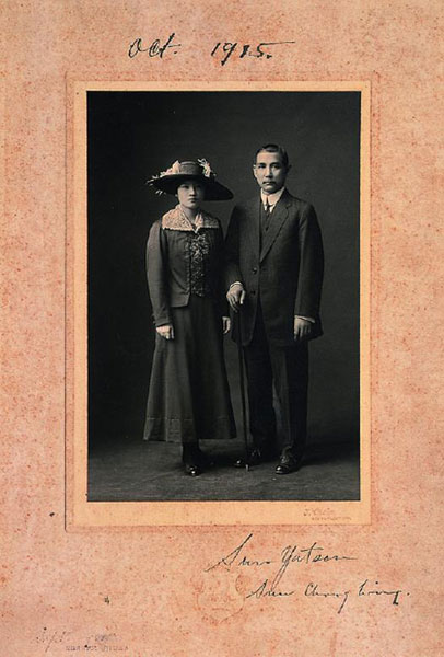 A photo of Sun Yat-sen and Soong Qing-ling taken in Tokyo with Sun's signature. (Photo provided by Shanghai Sun Yat-sen historical residence museum)