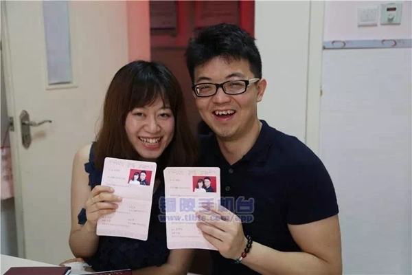 Chen Mengge, left, and Zhou Si, right, show their marriage certificate on Aug 18.(Photo from web)