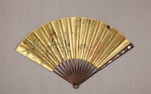 Clockwise from bottom: A painted mud gold fan, a shadow puppet from Huaxian county, Henan Province and Tian Hongbo's peach stone carving Flying Kites (Photo/Courtesy of Wu Wanlin)