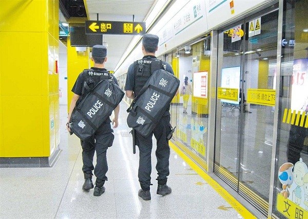 The citys Metro SWAT team has been equipped with arm shields from Monday. The equipment is light and flexible. Officers will carry them in backpacks while patrolling the Metro network. All SWAT officers have received trainings on the use of the arm shields. Metro police has increased patrolling of the subway lines ahead of the G20 summit in Hangzhou next month.(Ti Gong)