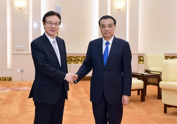 Chinese Premier Li Keqiang (R) meets with visiting secretariat head of Japan's National Security Council Shotaro Yachi in Beijing, capital of China, Aug. 25, 2016. (Photo: Xinhua/Zhang Duo)