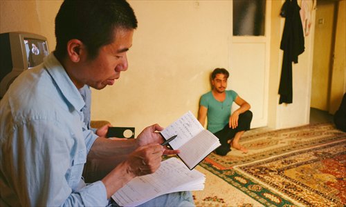 Wu Zhen notes the money donated to refugees in one of their homes in Ankara. (Photo/Wang Xun)