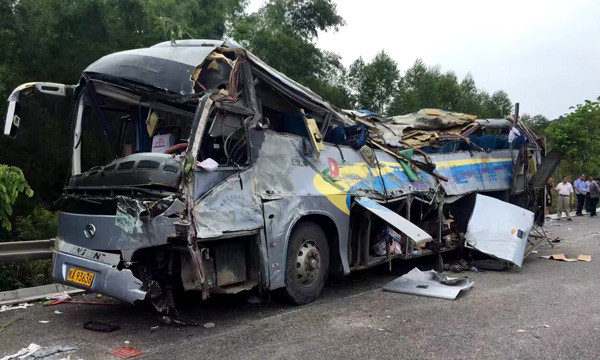 The damaged bus was pulled to the side of the highway after the accident.(Photo/CHINA DAILY)