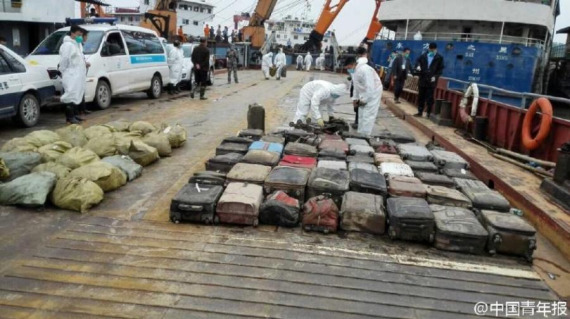 Personal items belonging to passengers of the capsized cruise ship Eastern Star are salvaged in Jianlin, Hubei province, June 7, 2015. (Photo: Weibo of China Youth Daily)