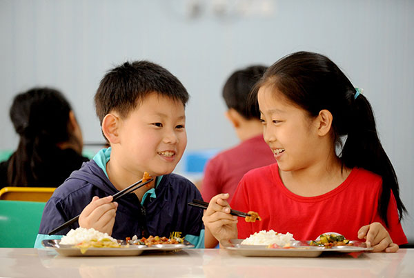 Students dine in May at Shenyang Railway No 3 Primary School, a model school for student nutrition in Liaoning province. ZHANG WENKUI/XINHUA