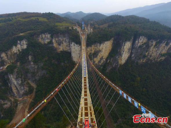 Steel decks of a skywalk glass bridge are joined together in Zhangjiajie, Central Chinas Hunan province on December 3, 2015. (Photo/CFP)