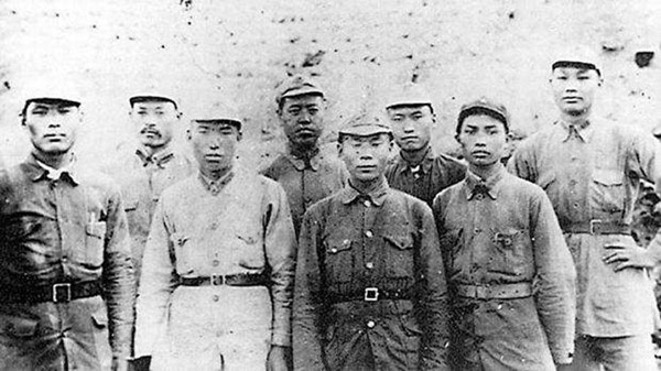 Tu Tongjin (first from right) in a group photo with other Red Army soldiers who were part of the medical team in 1937. (File photo/Xinhua)