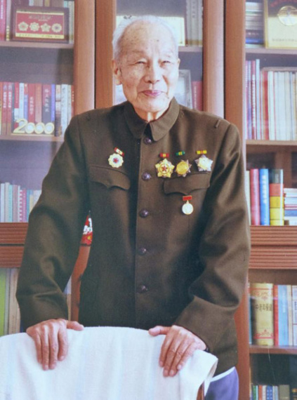 Tu Tongjin poses for a photo wearing badges in 1988.(Photo/Xinhua)
