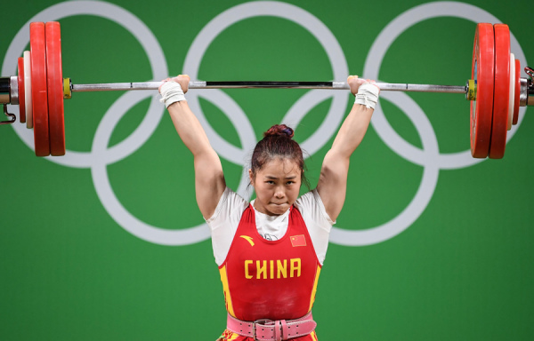 China's Long Qingquan lifted 170kg in the jerk for a world record total of 307kg to take the men's 56kg weightlifting gold medal at the Rio Olympics on Sunday.