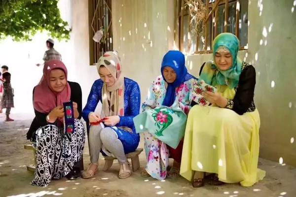 Uygur embroiderers. (Photo/people.cn)