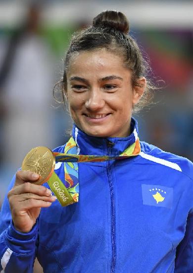 Kosovo's judoka Majlinda Kelmendi pose with her gold medal (Photo/Xinhua)
