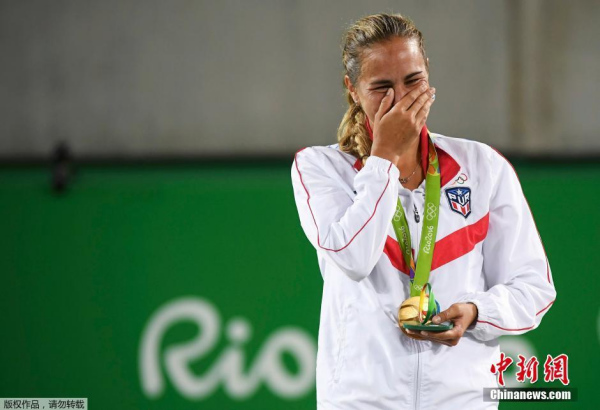 Gold medalist Monica Puig of Puerto Rico reacts after receiving her medal. (Photo/Agencies)