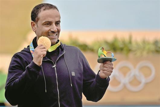 Fehaid Aldeehani of Independent Olympic Athlete poses with his gold medal on August 10, 2016 in Rio De Janeiro, Brazil (Photo/Xinhua)