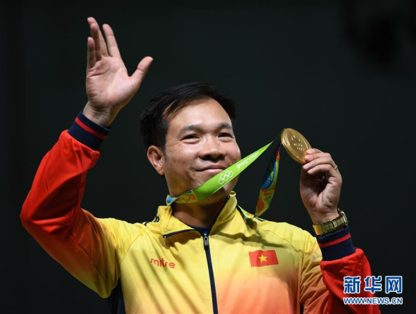 Hoang Xuan Vinh of Vietnam holds his gold medal on August 6, 2016 in Rio De Janeiro, Brazil. [Photo/Agencies]
