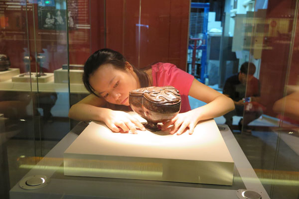 A worker arranges a lacquer bowl which will open to visitors in the Jinsha Site Museum in Chengdu, Sichuan province from August 20 to October 31.The bowl was used in the sacrificial ceremony more than 2,000 years ago (Photo by Huang Zhiling/chinadaily.com.cn) A worker arranges a lacquer bowl which will open to visitors in the Jinsha Site Museum in Chengdu, Sichuan province from August 20 to October 31.The bowl was used in the sacrificial ceremony more than 2,000 years ago (Photo by Huang Zhiling/chinadaily.com.cn)