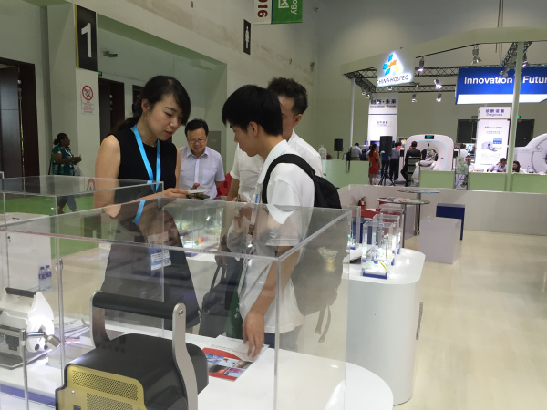 Visitors learn about British medical devices at the expo (Photo/Ecns.cn)