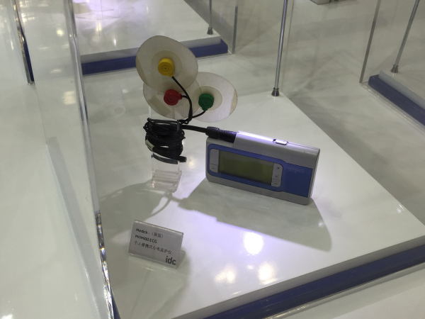 A portable ECG monitor made by British company IDC (Photo/Ecns.cn)