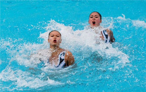 China's Huang Xuechen (left) and Sun Wenyan compete during the synchronized swimming duet free routine at the 2016 Summer Olympics in Rio de Janeiro, Brazil, August 16, 2016. (Photo by Wei Xiaohao/chinadaily.com.cn)