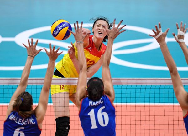 Hui Ruoqi, captain of the Chinese women's volleyball team, plays against Serbia during the women's volleyball gold medal match in Rio de Janeiro on Aug 20, 2016. (Photo/Xinhua)