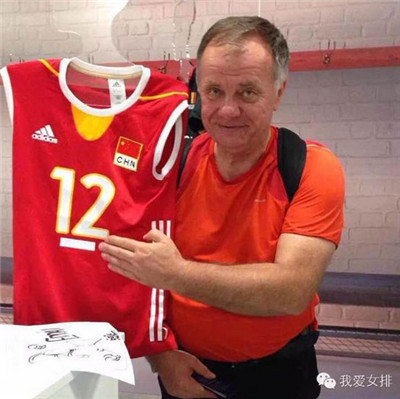 Jozef, a loyal fan from Poland, poses for a photo holding a volleyball jersy of Chinese women's volleyball team captain Hui Ruoqi. (Photo from WeChat)