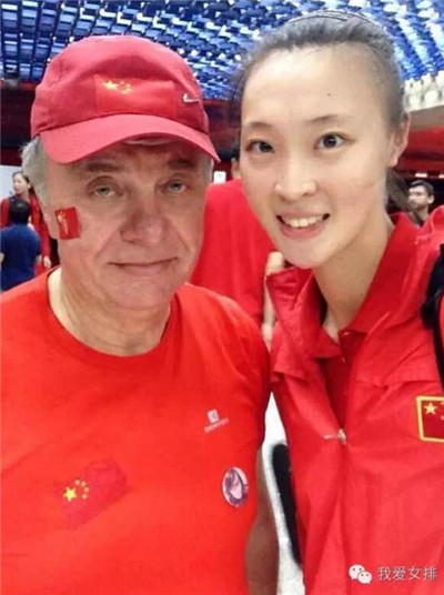 Jozef, a loyal fan from Poland, takes a selfie with Chinese women's volleyball team captain Hui Ruoqi. (Photo from WeChat)