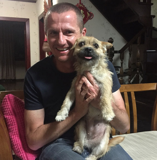 Dion Leonard is reunited with Gobi. (Photo by Liu Jie/For China Daily)
