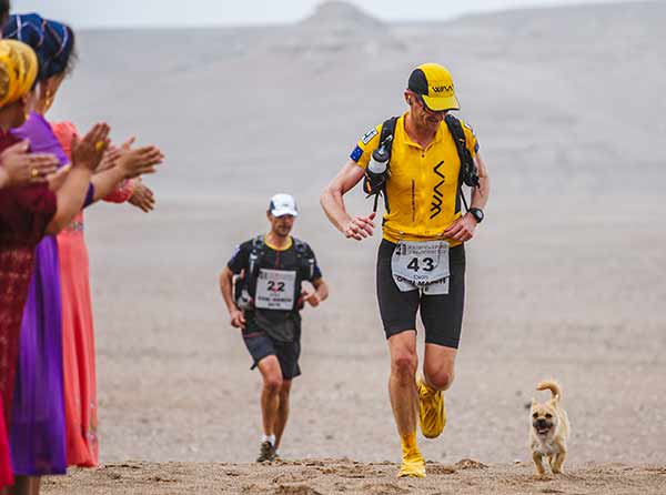 Gobi runs with Dion Leonard in the 250 km extreme marathon in the Xinjiang Uygur autonomous region. OMNI CAI/4DESERTS.COM