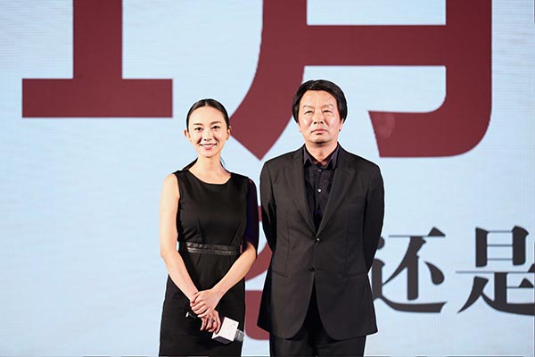 Liu Yulin (left) directs the upcoming film, Someone to Talk To, adapted from her father Liu Zhenyun's (right) novel, A Word is Worth Ten Thousand Words. (Photo provided to China Daily)