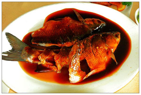 West Lake fish in vinegar is a signature Hangzhou dish found in various restaurants in the city. (Photo provided to China Daily)