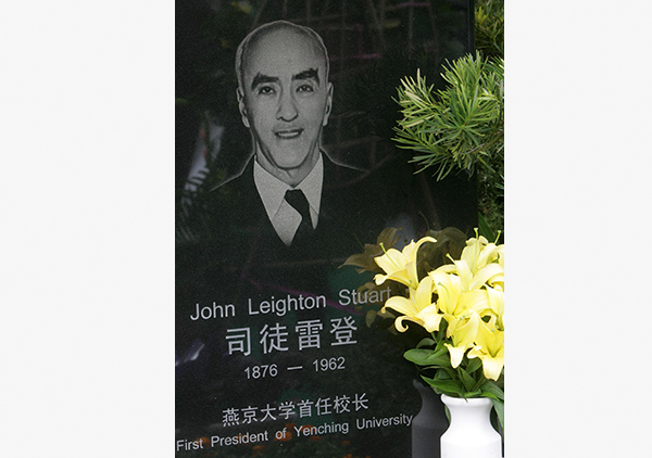The ashes of John Leighton Stuart were buried in a Hangzhou cemetery in 2008. The former US ambassador to China was born in Hangzhou and spent 14 years of his life there. (Photo/China Daily)