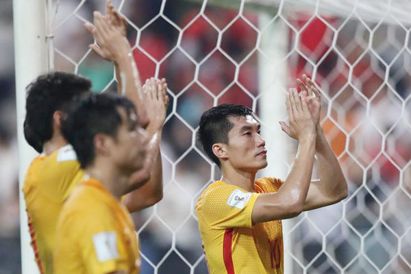 Chinese national soccer team players react after losing a 2018 Russia World Cup qualifier 3-2 to South Korea on September 1, 2016. (Photo/Xinhua) 