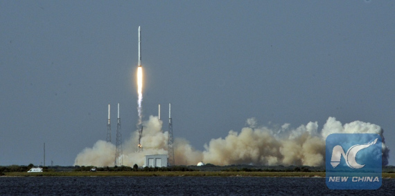 This file photo taken on April 6, 2016 shows Space X's Falcon 9 rocket lifting off with an unmanned Dragon cargo craft from the launch platform in Cape Canaveral, Florida.(Photo/Xinhua)