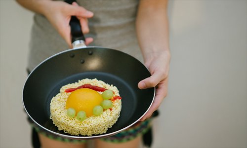 Not only do foreigners like the taste of instant noodles, they also enjoy experimenting with different ingredients to create unique dishes. (Photo: Li Hao/GT)