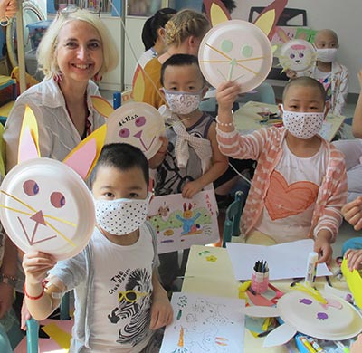 Jeanne Riether does resilience activities with children who are getting treated for leukemia at a Tianjin hospital in 2015. (Photo provided to China Daily)