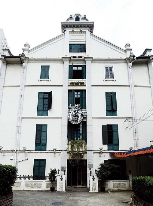 The four-story Shanghai Station Restaurant is the only remnant of the former Xujiahui Virgin Mary Convent.(Zhang Xuefei)