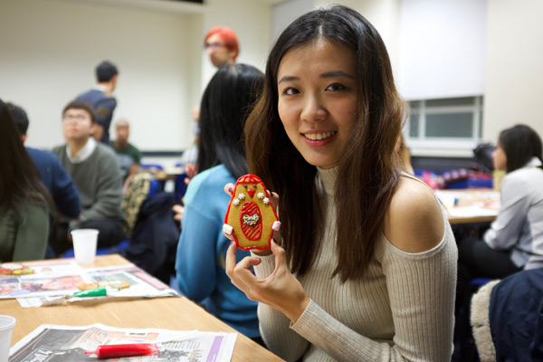 Gao Min shows her work at a gingerbread decorating event at Leeds University's British-born Chinese Society. (DAVID YU/FOR CHINA DAILY)