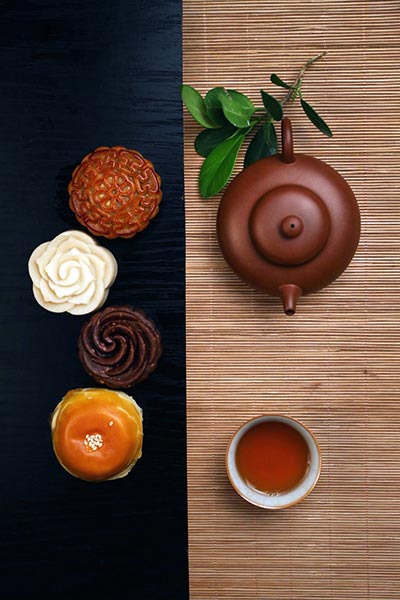 Peace Hotel in Shanghai has prepared a selection of mooncake gift boxes with an art deco touch. (Photo provided to China Daily)