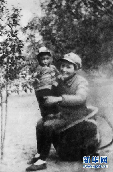 He Longjie, the daughter of Red Army general He Long and the youngest participant in the Long March, and her mother Jian Xianren. (Photo/Xinhua)
