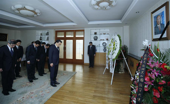 Chinese Premier Li Keqiang (2nd R), on behalf of the Chinese government, presents a wreath and mourns the passing of Uzbek President Islam Karimov at the Uzbek embassy to China in Beijing, capital of China, Sept. 4, 2016. (Photo: Xinhua/Ju Peng)