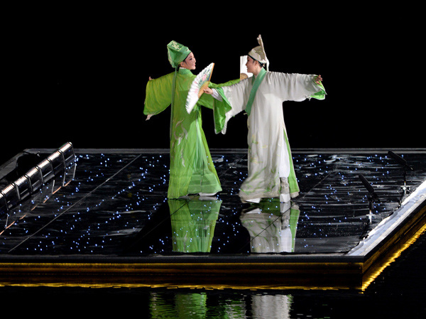 Dancers perform Butterfly Lovers on West Lake on Sunday night.(Photo/Xinhua)