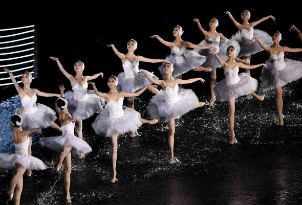 Dancers perform at the evening gala. (Photo/Xinhua)