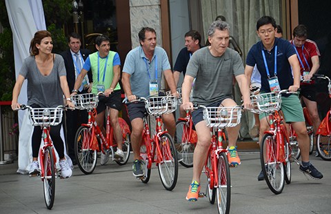 Argentine guests cycle alongside West Lake. (Photo provided to China Daily)