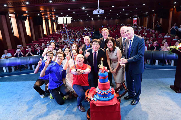 Professors, students and distinguished guests celebrate the 10th anniversary of the founding of the Sino-British College, the University of Shanghai for Science and Technology. (Photo/chinadaily.com.cn)