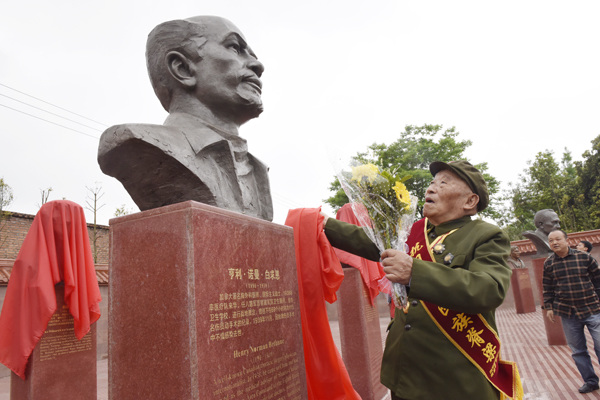 Zhang Wenhui, a veteran of the Chinese People's War of Resistance against Japanese Aggression, unveils the monument to Norman Bethune at Chengdu's Jianchuan Museum, in Southwest China's Sichuan province, on April 15, 2016. (Photo/Xinhua)