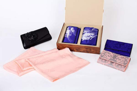 Gift packages with silk shawls and handbags were presented to female leaders and first ladies attending the G20 Summit in Hangzhou on Sunday and Monday. (Provided By Zhejiang Cathaya International Co)