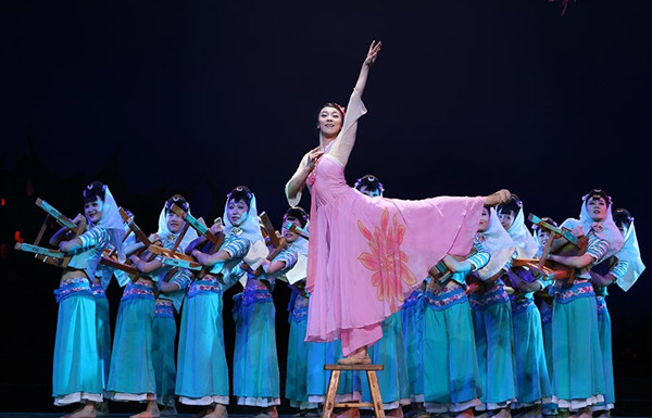 The show Dream of the Maritime Silk Road features a dancer during its Fujian performance on Aug 30. (Photo by Hu Meidong/China Daily)
