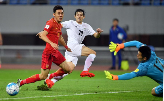 Iran's Sardar Azmoun (2nd L) shoots during the Russia 2018 World Cup Asian Qualifier match between China and Iran in Shenyang, capital of northeast China's Liaoning Province, on Sept. 6, 2016. (Photo: Xinhua/Tao Xiyi)